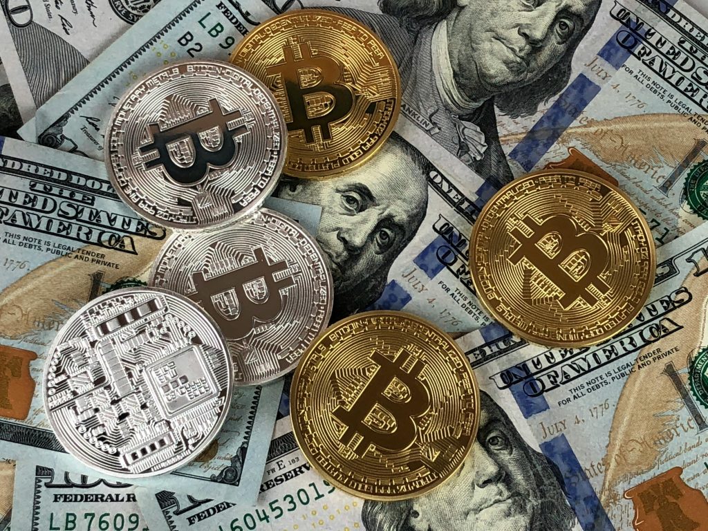 Bitcoin Prognose 2026-2035 Close-up of bitcoins and US dollar bills symbolizing modern finance and cryptocurrency.
